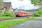 Gerade verlässt der 425 780 mit seinem S1 Zug nach Kaiserslautern Hbf den Bahnhof Auerbach bei Mosbach am 10.5.2023 