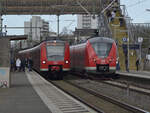 Links ist die BR 425 100 5 der Deutschen Bahn, eingesetzt als RB 27 nach Rodenkirchen in Bonn  Beuel auf Gleis 1 zu sehen.