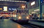 Bis zu seinem Unfall war  der Glserne  491 001 ein hufiger Gast im Mnchener Hauptbahnhof, wie hier im Mai 1982.