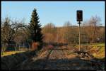 Die Gleise der ehemaligen Bahnstrecke Kamenz - Bischofswerda sind bereits seit Jahren verschwunden, doch das berwachungssignal eines Bahnbergangs in Kamenz blieb stehen.