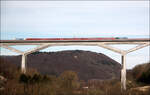 Hoch über dem Filstal -     - fährt der IRE 200 über die Brücke der Schnellfahrstrecke Wendlingen - Ulm.