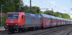 MEG - Mitteldeutsche Eisenbahn GmbH, Schkopau [D] mit der  145 025-3  [NVR-Nummer: 91 80 6145 025-3 D-DB] und einem Ganzzug geschlossener PKW-Transportwageneinheiten am 14.05.24 Höhe Bahnhof