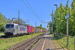 METRANS a.s., Praha [CZ] mit 383 438-9 mit einem Containerzug durchfährt am 12.