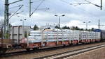 Flachwageneinheit mit Niederbindeeinrichtungen und Rungen vom Einsteller Rail Cargo Wagon - Austria GmbH aus Österreich beladen mit Bindeholz mit der Nr.