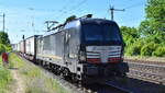 DB Cargo AG, Mainz / Mercitalia Rail S.r.l., Roma [I] mit der BRCE Vectron   X4 E - 702  [NVR-Nummer: 91 80 6193 702-8 D-DISPO] und KLV-Zug am 13.05.24 Höhe Bahnhof Saarmund.