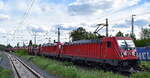 DB Cargo AG, Mainz mit der Doppeltraktion  187 156  [NVR-Nummer: 91 80 6187 156-5 D-DB] +  187 158  [NVR-Nummer: 91 80 6187 158-1 D-DB]  und dem Erzzug (leer) Richtung am 06.05.24 Höhe Bahnhof
