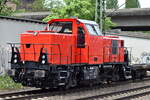 ALSTOM Lokomotiven Service GmbH, Stendal (ALS) Hybridlok vermietet an? mit der roten Lok (NVR:  90 80 1002 045-5 D-ALS ) und Containertragwagen (leer) bei Rangiertätigkeiten im Hamburger Hafen