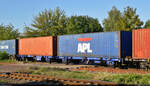 Zweiteiliger Containertragwagen mit der Bezeichnung  Laagrs  (27 80 4377 586-7 D-ERSA) auf dem Weg in den Hafen Halle (Saale).