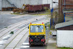 Zwei-Wege-Zugmaschine ZWR 140 DH von Windhoff im Seehafen von Stralsund ausgegleist und profilfrei abgestellt.