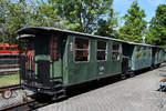 Schmalspurige Personenwagen waren Anfang Juni 2019 im Deutschen Dampflokomotiv-Museum Neuenmarkt-Wirsberg abgestellt.