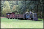 Im eingezäunten Freigelände des Moormuseum Geeste - Hesepe steht dieser alte Torfbahn Zug.