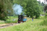Der Verein  Ferienland-Eisenbahn  in Crispendorf in Thüringen hatte sich zu seinem Fest-Wochenende den Zug der Syrauer Parkeisenbahn mit der Dampflok  Leo II  eingeladen.