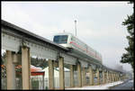 Transrapid 08 passiert am 11.3.2006 mit hoher Geschwindigkeit den für die zivilen Fahrgäste geschaffenen Haltepunkt auf der Teststrecke im Emsland.