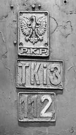 Metallschilder an der linken Seite der Dampflokomotive TKi3-112.