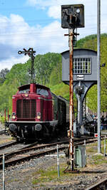 Die 1962 bei MaK gebaute Diesellokomotive 212 007-9 zieht einen Personenzug zum Bahnhof Bochum-Dahlhausen, so gesehen Mitte April 2024 im Bochumer Eisenbahnmuseum.