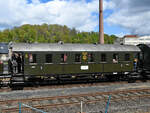 Dieser Einheits-Durchgangswagen der 3.Klasse (Ciu, 83 031 Erfurt) ist hier Mitte April 2024 im Eisenbahnmuseum Bochum-Dahlhausen zu sehen.