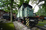 Die 1962 bei Krauss-Maffei gebaute Diesellokomotive ML 440 C (Fabriknummer 18856) und ein 1930 bei Hohenzollern gebaute Dampflokomotive (Fabriknummer 4578) sind im Außenbereich des Heimatmuseums