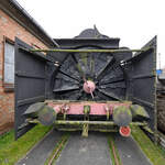 Die 1941 gebaute Dampfschneeschleuder Bauart Henschel (80 50 979 8209-6 SSH 81) war Ende März 2022 im Mecklenburgischen Eisenbahn- und Technikmuseum Schwerin zu sehen.