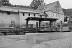 Die Feldbahndiesellokomotive Jung ZL 233, Baujahr 1935 war Ende September 2020 im sächsischen Schmalspurbahnmuseum Rittersgrün an der Spitze eines fiktiven Güterzuges zu sehen.