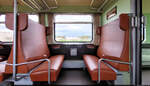 Historisches Eisenbahnwochenende Benndorf–Staßfurt    Rote Sitzbänke in einem Reko-Wagen (DR) auf der Fahrt von Staßfurt nach Egeln.