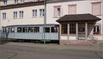 Unweit vom Bahnhof Kork ist am Hotel Hirsch ein zweiachsiger Schmalspurbeiwagen aufgestellt.
