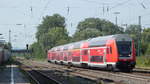 Ein 5-Teiliger Doppelstock-Wendezug mit einer Schublok der Baureihe 146 verkrümelte sich am 22.07.2020 wegen hoher Verspätung in das Lahrer Gleis 3, um sofort weiter gen Freiburg zu