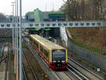 483 002A als S47 nach Spindlersfeld bei der Ausfahrt aus dem Bahnhof Hermannstraße am 2.1.2021