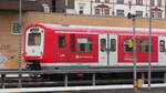 DB 472 016 (516) ruht am Mittag des 03.12.2020 in der Abstellanlage der S-Bahn Hamburg in Hamburg-Altona und wartet auf den Einsatz in der HVZ auf der Linie S11.