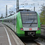 Der Elektrotriebzug 422 526-4, unterwegs als S1 in Richtung Essen, ist hier Anfang April 2024 beim Halt in Bochum-Langendreer West zu sehen.