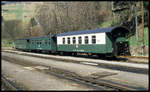 Am 4.5.1995 trugen die Personenwagen der Fichtelbergbahn hier in Oberwiesenthal noch keine seitliche Privatbahn Beschriftung! In weiß grün stand auch ein Büfettwagen im Bahnhof.