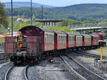 Ein Zug für eine weitere Fahrt auf den Brocken wurde zusammengestellt und wird nun in den Bahnhof Wernigerode gebracht.