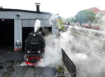 Die Dampflok für den Zug auf den Brocken rollt aus dem Depot, gut zu beobachten von der Aussichtsplattform beim Bahnhof Wernigerode.
