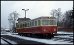 Am vereisten Bahnsteig wartet am 9.2.1997 der HSB VT 187012 auf Fahrgäste im Bahnhof Stiege.