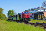 Altbekannte Lok 251 901 neu lackiert vor dem Rasenden Roland auf der Rückfahrt von Lauterbach Mole nach Putbus.