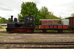 Betriebsunfähig, aber rollfähig steht die MEG 46 am Pfingstmontag in Schierwaldenrath mit eine kurzen Güterzug.