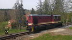 Diesellok 199 018 der Zittauer Schmalspurbahn SOEG beim Umsetzen in Jonsdorf; 07.04.2024