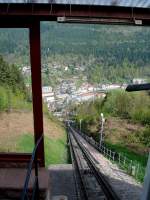 Bad Wildbad im Schwarzwald, die 756m lange Sommerbergbahn berwindet 300m Hhenunterschied, die 1-Meter-Spur Standseilbahn wurde 1908 in Betreib genommen, Mai 2006