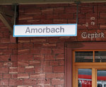 Noch nicht in den neuen Normen, präsentiert sich das Bahnhofsschild von Amorbach.