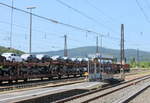 Die außergewöhnlich schmalen und nicht mehr öffentlich genutzten Bahnsteige 8 und 9, am 04.06.2023 in Gemünden (Main).