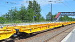 Gezogen von DB Cargo 145 018-8 ein Ganzzug fabrikneuer gelber Containertragwagen ohne Beladung (Überführungsfahrt?) nach Polen für das polnischen Unternehmen CLIP Intermodal sp.