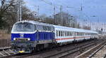 Verkehrs Industrie Systeme GmbH, Halberstadt mit ihrer  218 467-9  (NVR:  92 80 1218 467-9 D-VIS ) überführt einige DB Fernverkehr IC-Personenwagen am 15.03.24 Höhe Bahnhof