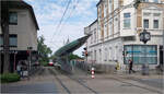 Eindrücke von der U42 in Dortmund -     Die Haltestelle Harkortstraße mit dem nach beiden Seiten spitz zulaufenden Glasdach.