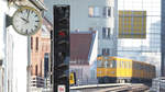  Zeit im Blick behalten     EIn Blick vom U-Bahnhof  Gleisdreieck  Richtung Osten offenbart einen Zug der Baureise A3L 92 bei der  Durchfahrt  unter dem BVG-Werbeschild auf der Linie U1/U3.