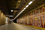 Sehr industriell wirken die Zeichnungen auf den Wänden der am 1.Oktober 1980 eröffneten U-Bahn Station Rohrdamm.