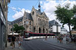 Am Erfurter Rathaus -     Die 42 Meter langen siebenteiligen Tramlink-Bahnen von Stadler sind in Erfurt seit 2021 im Einsatz.