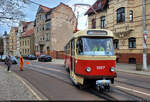 Weiche per Hand umgelegt, Verkehr gesichert, und schon kann Wagen 1067 vom Typ Tatra T4D ins Historische Straßenbahndepot an der Seebener Straße in Halle (Saale) zurücksetzen.
