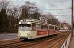 Im Frühjahr 1978 ist der KVB-Tw 3802 als Linie 16 unterwegs und verlässt die gemeinsam mit den Zügen der Köln-Bonner Eisenbahn befahrene Strecke entlang des Oberländer Ufers.
