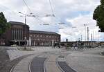 Blick über den Bahnhofsvorplatz des Zwickauer Hauptbahnhofs sowie auf die Straßenbahn Haltestelle.