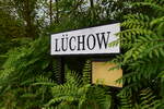 In den ganzen Grün entdeckte ich das aufgearbeitete Schild vom Lüchow.