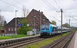 Mit dem RE 7 nach Westerland rauscht 245 004-7 am 16.04.2024 durch den Bahnhof Glückstadt